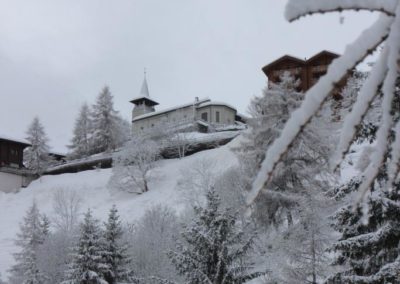 Montée en raquettes à Grimentz le long de la Gougra