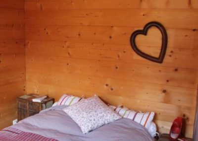 Lit 140 dans l'espace ouvert